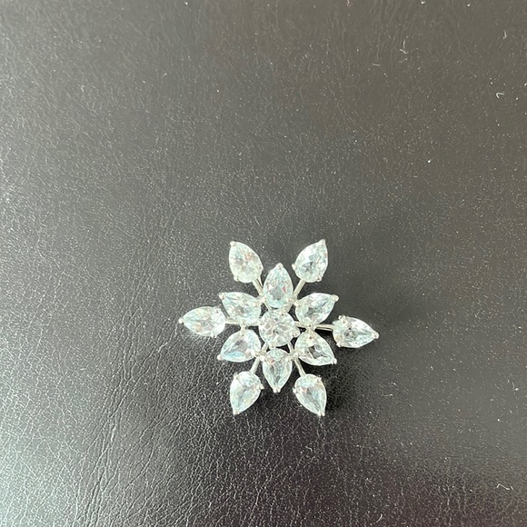 Snowflake pin - Picture 1 of 3
